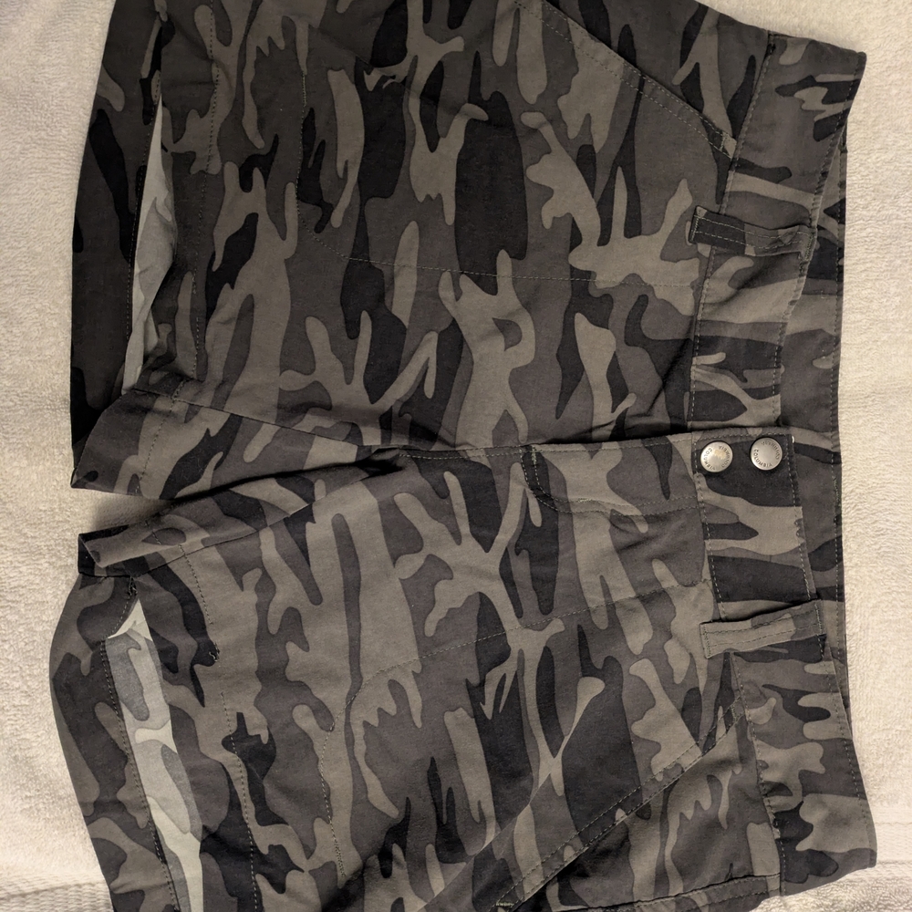 Columbia Women's Camouflage Cargo Shorts - Black & Gray